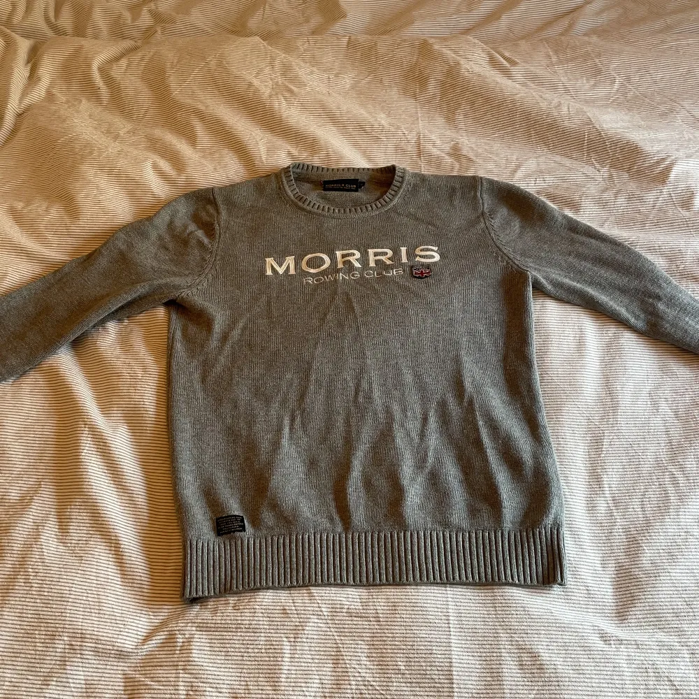 En grå Morris tröja i fint skick, sparsamt använd. . Tröjor & Koftor.