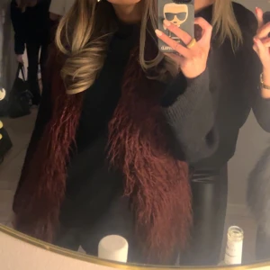 päls väst - en vinröd väst som jag hade på en afterski tema kväll. endast använd en gång och är i nyskick. har även en beige i xs. hör av dig om du vill köpa💛beige såld