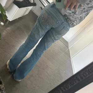  så coola Lågmidjade jeans med asnajs fickor!! Är 173 cm lång så de är väldigt långa😍😍