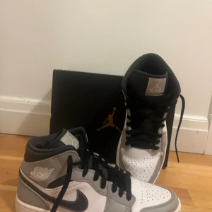 Air Jordan 1 light smoke grey - Säljer på grund av att de är för stora och inte kommer till användning. Just nu är de svarta snören på men har kvar original snörena så man kan byta tillbaka. Jag köpte dom för 3000kr men priset går såklart att diskutera!