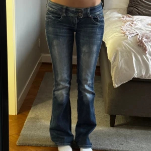 Lågmidjadejeans  - Såååå snygga lågmidjade jeans med så fin tvätt. Tyvärr har jag för många jeans just nu så dessa måste säljas.