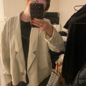 Jacka zara  - Jättefin jacka från zara, aldrig använt💓💓 Passar perfekt nu till våren😍