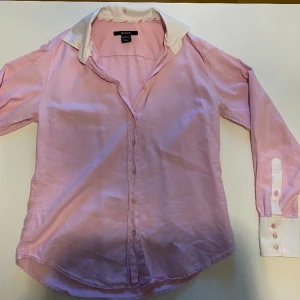 GANT skjorta  - Fin GANT skjorta i storlek 42. Använd ett fåtal gånger. 