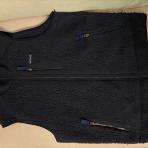 Patagonia fleece väst  - Tjena säljer nu min Patagonia fleece väst, tvättad och klar och är i storlek L, nypris på denna ligger vid 1300 mitt pris 900. Skicket är 8/10. Hör av dig vid minsta lilla fråga😊
