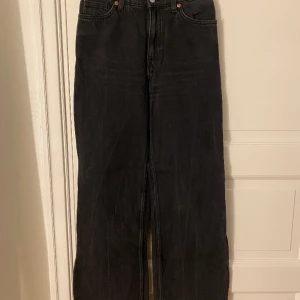 Högmidajde jeans! - Svarta!  Aldrig använda!