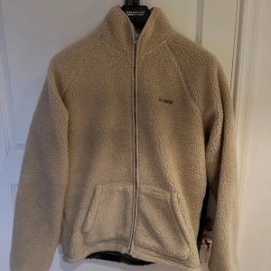 Les Deux Jacka - Säljer nu min fina Les Deux jacka då jag växt ur den. Köpt för typ 1 år sen och kommer inte till användning längre. Finns inte att köpa längre. Liknar Stüssys jacka med trycket på ryggen