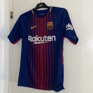 Barca Tröja - Säljer min gamla Barca tröja, ny skick. Vid snabb affär kan priset diskuteras!