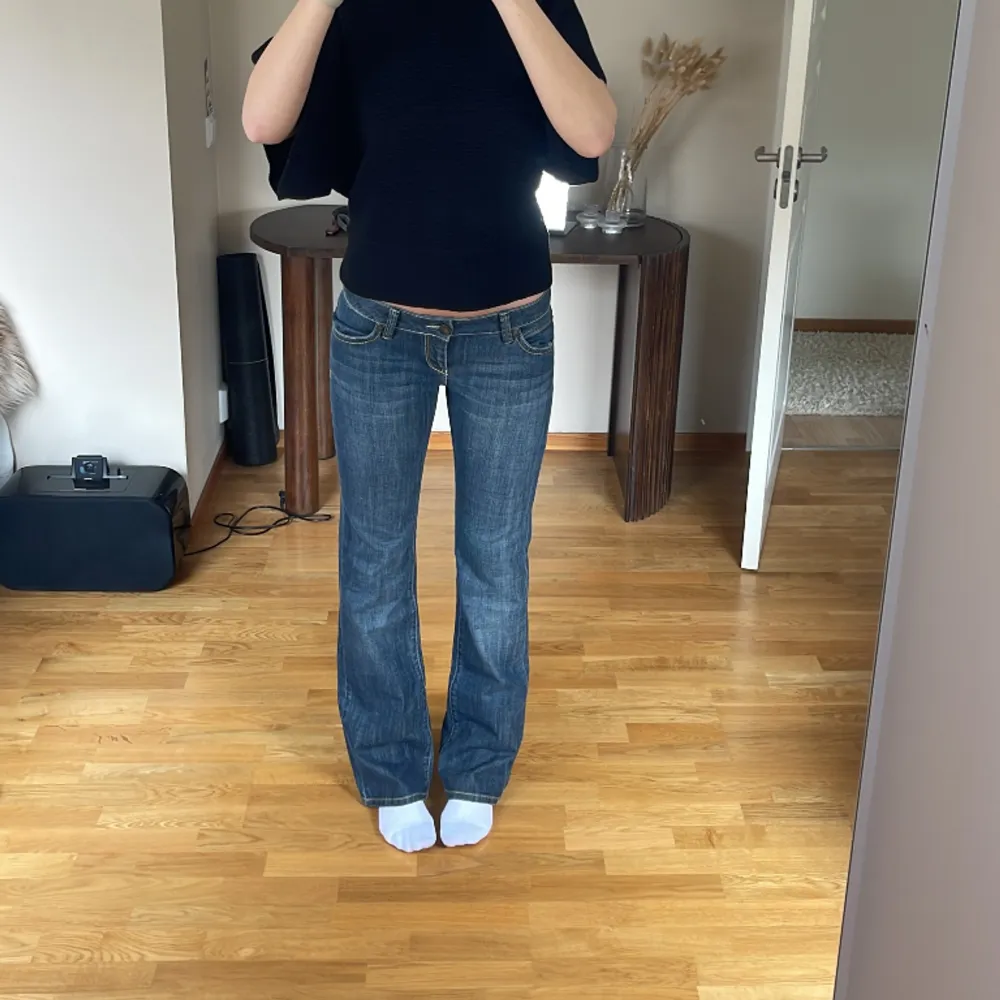 Sjukt snygga jeans från redstar💕 midja: 40cm Innerben: 82cm jag är 177. Jeans & Byxor.