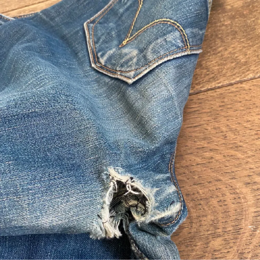 Sååå snygga levis jeans i modellen 572 bootcut💗 Den perfekta modellen verkligen, tyvärr ett hål i skrevet som man ser på bild 3, står 29X32 i dem men dom sitter som en 34❤️ Hör av dig för fler frågor/bilder🥰 . Jeans & Byxor.