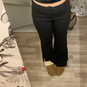Kostymbyxor - Snygga mid waist kostymbyxor från gina, knappt använda och inga defekter Dom har slit nere på byxorna
