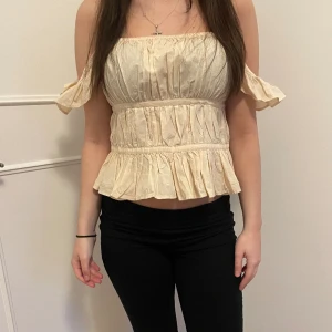 Sjukt söt blus från urban  - Väldigt bra skick, aldrig använd 