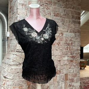 Topp - Topp med mesh och mönster🖤 blomdetaljer och pärlor🌸