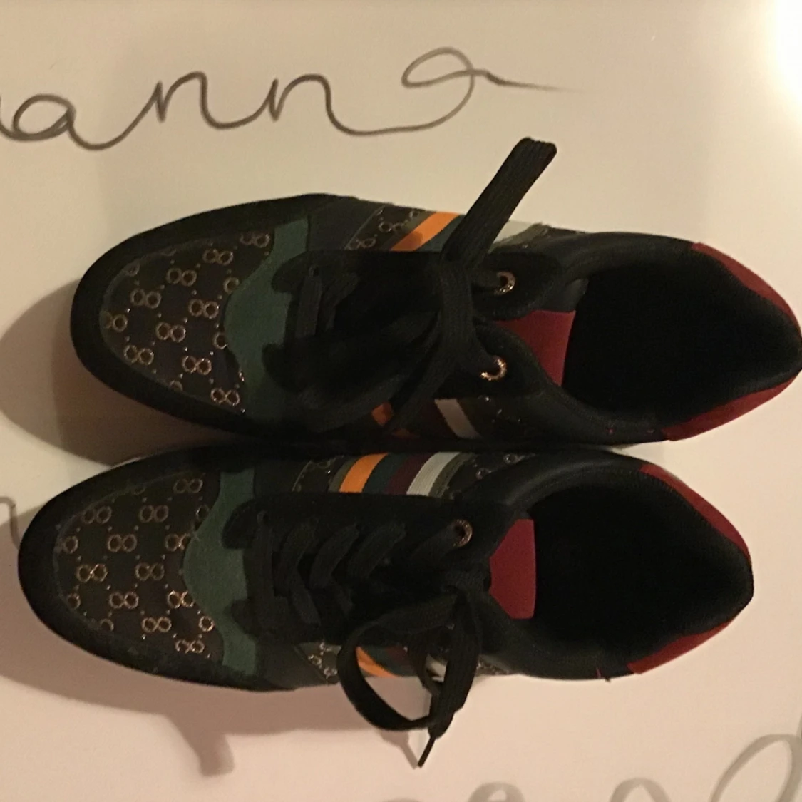 Snygga oanvända skor i strlk 38. 