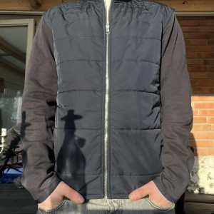 Cardigan Blue Harbour - Fräsch jacka från Blue Harbour.  Killen på bilden är 181 cm o 70 KG  Storlek M  Skriv Pm för bilder och frågor 