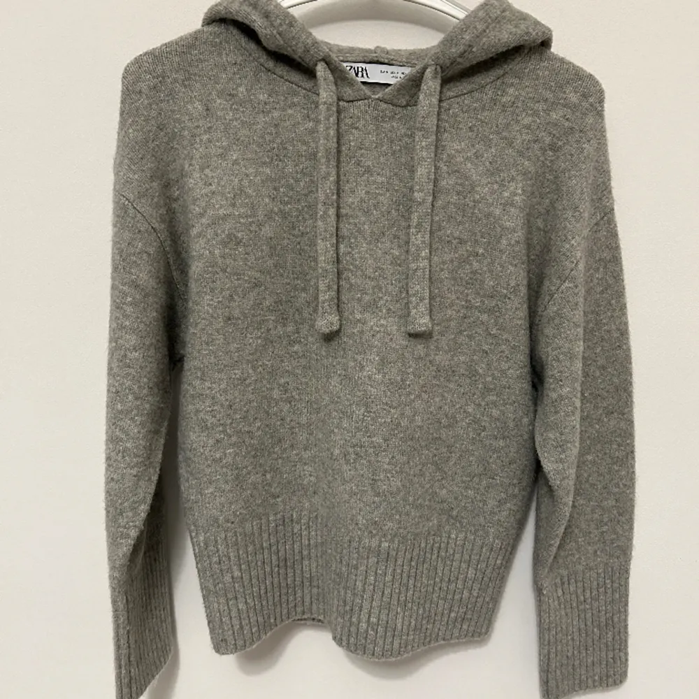 Grå stickad hoodie i storlek S från Zara som inte säljs på hemsidan längre💕Den är endast använd två gånger och är därför i väldigt gott skick. Finns inga synliga defekter💗. Stickat.
