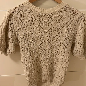 Stickad trekvartsärmad tröja - Stickad trekvart tröja Från zara Storlek L men passar bra på mig som bär S  Kommer inte till användning längre