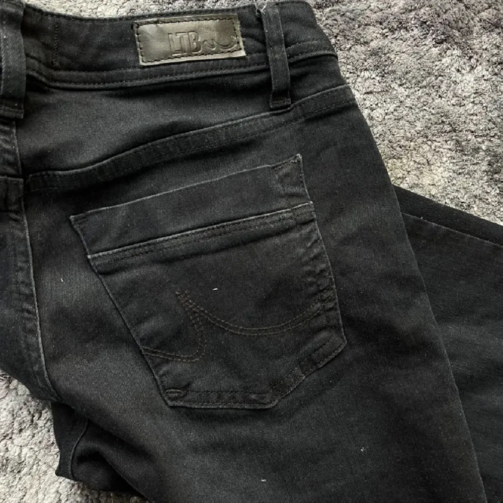 Andvänd ca 5 grr pga fel strl❤️ supersnygga bootcut jeans som är slutsålda överallt💕. Jeans & Byxor.