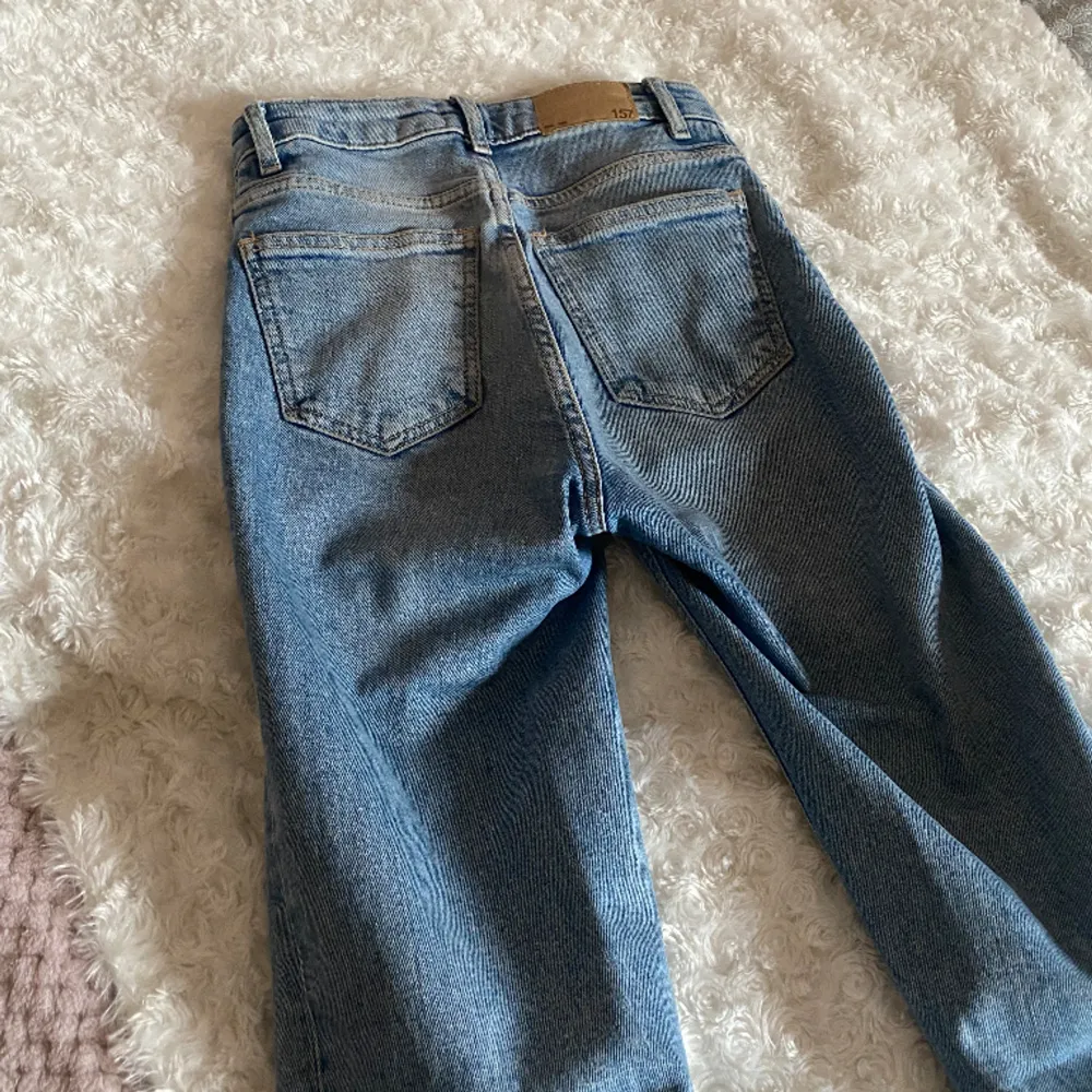 Jättefina jeans med slits längst ner. Säljer då dom är lite för små. Passar mig i längd som är 169 cm. Stl xxs . Jeans & Byxor.