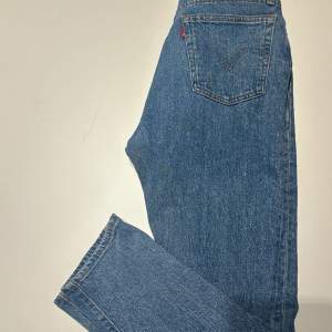 Stentvättade blå Levis Jeans 501, använt ett fåtal gånger och är nästintill nya.