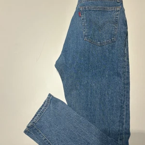 Levis 501 Cropped - Stentvättade blå Levis Jeans 501, använt ett fåtal gånger och är nästintill nya.