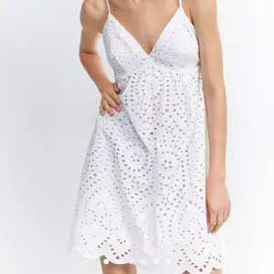 Säljer denna supergulliga klänning från hm🤍broderat tyg, fin snörning i ryggen, oanvänd med lappar kvar🌷