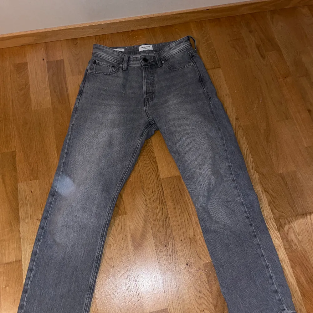 Säljer et par gråa Jack & Jones jeans i storlek 28/30. Bra skick. Använt ett par gånger . Jeans & Byxor.