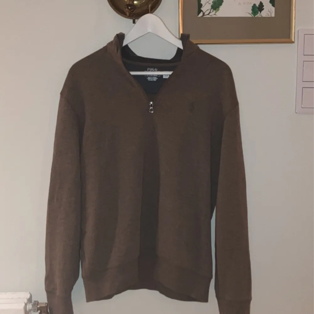 Tja, säljer den här helt nya Ralph Lauren half zip. Tröjan är i nyskick. Ny priset på tröjan är 1899kr mitt pris 749kr. Priset går att diskutera vid snabb affär! Kom pm vid intresse eller frågor! . Tröjor & Koftor.