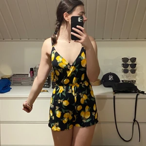 Shorts/linne (jumpsuit) - Jag vet inte riktigt vad man ska kalla den men det är ett par shorts och ett linne som sitter ihop. Jätte fint somrigt citron mönster.  Aldrig använd, lappen är kvar 