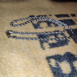 Klock och Cordell kedja - Säljer nu en silver klocka samt en Cordell kedja. Båda är skitfina och passar till allt. 100kr för halsbandet. 250kr för klockan eller båda för 300kr.