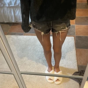 Zara shorts - Jätte fina jeans shorts från zara, köpta på plick men säljer de då de inte passade tyvärr💕 Köparen står för frakten, kontakta mig vid intresse eller frågor❤️(lånade bilder)