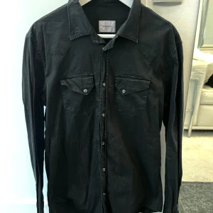 Dondup jeansskjorta - Jeansskjorta från Dondup i storlek L! Skjortan är i nyskick!
