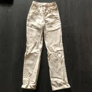 Fina jeans från bik bok  ..vit/beige