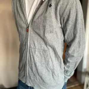 En riktigt fet Morris hoodie ett märke som är ganska inne nu. Otroligt bra skick 10/10. Köpt för 900 kr du får den för 400.  Perfekt för vår och sommar. 