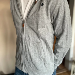 Morris Hoodie - En riktigt fet Morris hoodie ett märke som är ganska inne nu. Otroligt bra skick 10/10. Köpt för 900 kr du får den för 400.  Perfekt för vår och sommar. 