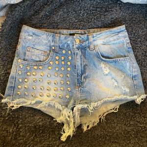 Sååå coola jeansshorts med nitar!💞💞💞🥰🥰🥰