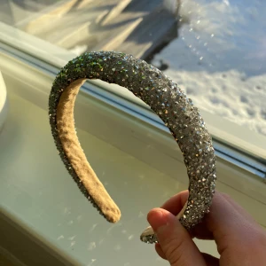 Diadem - Säljer detta superfina diademet. Nyskick då den knappt har används. Kontakta vid intresse, köparen står för frakten💓💓
