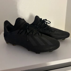 Fotbollsskor  - Fotbollsskor från Adidas i storlek 40 1/2 Hör av dig vid frågor och funderingar 💙