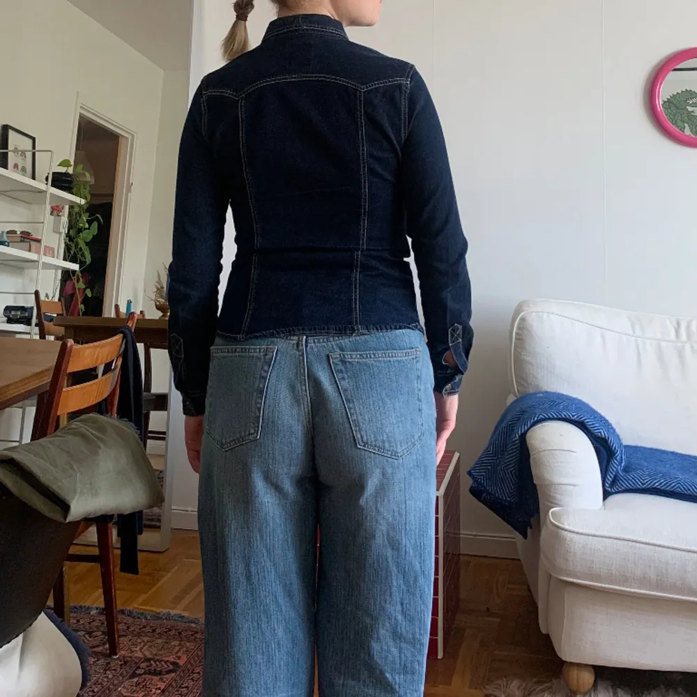 Skit snygg jeansskjorta!! Älskar den men är tyvärr lite för liten! Står m i storlek men skulle säga mer än xs eller s! Figurnära passform vilket gör den väldigt snugg på!!💙. Skjortor.