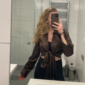 Siden knyt tröja - Säljer denna jättefina sidenblus. Aldrig använd, går att knyta på flera olika sätt.🥰