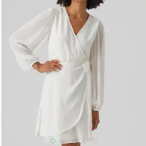 Säljer nu min as fina vita studentklänning, bara använd på min student. Men ser ut som ny då jag inte spillt eller hade den på flaket. Köpt på Vero Moda förra året för 500kr, i nyskick därav priset😊