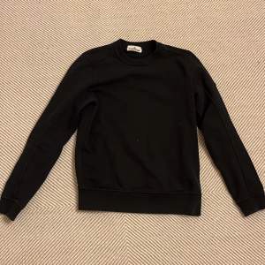 En använd stone island tröja  -Bra pris  -size M