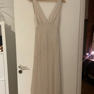 Balklänning - Säljer min klänning från meshki då den var lite för stor för mig. Endast testad