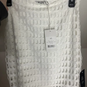 Vit kjol - En helt ny kjol, aldrig använd, är tyvärr för liten för mig men sitter som en smäck 💓💓💓