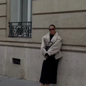 Vårjacka  Ginatricot - Helt ny kort vårkappa från Gina tricot!! Prislapp sitter kvar❤️ Originalpris 599!