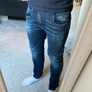 Säljer ett par riktigt snygga och nästan helt oanvända replay jeans. De är i nyskick och är i storleken 28/32. Säljer för 800 men pris går att diskutera.