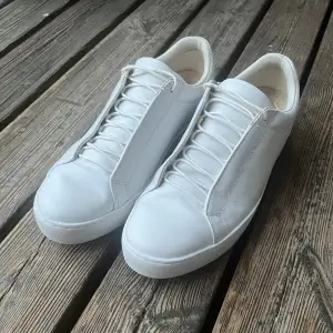 Jättefina vita sneakers, strl 39, från Vagabond (ZOE). Säljs då de är lite för små, endast använd en gång. Litet märke på hälen annars bra skick. Nypris 1200 kr.