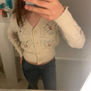 Gullig stickad kofta - Säljer den här jätte gulliga stickade kofta med små blommor på. Köpte för några år sedan men har aldrig använt den💗