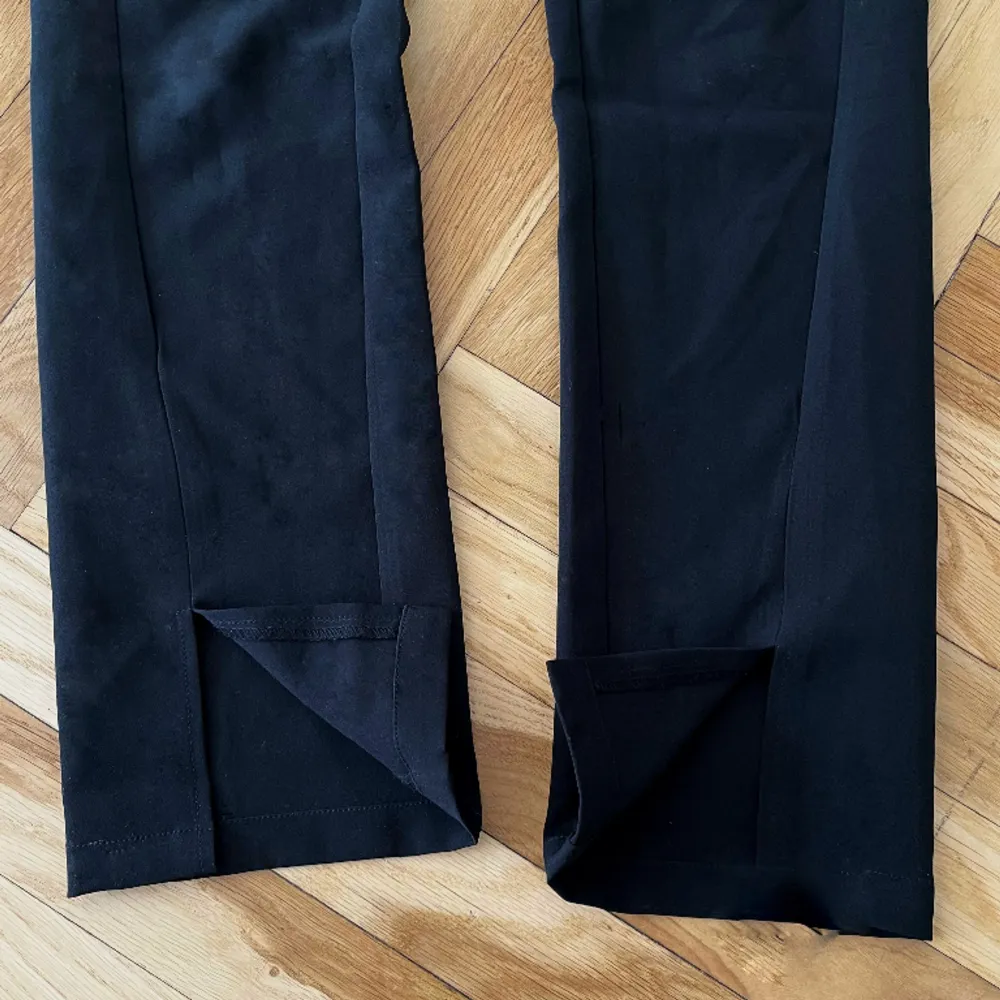 Kostymbyxor från NA-KD i en rak modell och slits nere vid benen ✨ Dem är använda fåtal gånger så dem är i gott skick.. Jeans & Byxor.