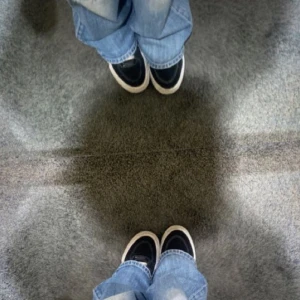 Svarta Vans skor - Snygga svarta vans köpta från sellpy i strl 37💘 säljer då de är för stora för mig som vanligtvis har strl 36, är dock i väldigt bra skick och endast använda några enstaka gånger. Pris kan diskuteras 