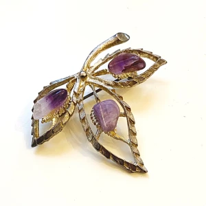 Vintage brosch ametist  - Vacker brosch med lila ametister  Ametist stöder dig att släppa taget om oro och negativa känslor. Du kan bära den som skyddande amulett mot negativitet och stress. Ametist öppnar ditt sinne för inre stillhet och intuition